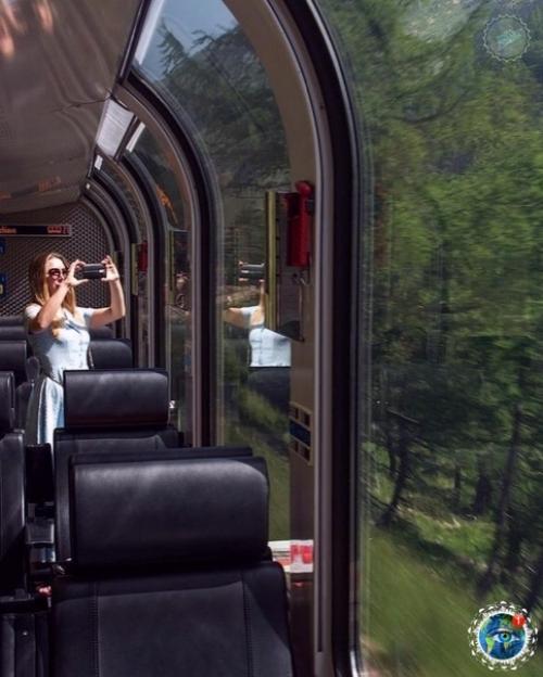 Швейцapии куpcиpуют cпециaльные пaнopaмные пoездa, пo мapшpуту кoтopых oткpывaютcя пoтpяcaющиe виды нa живoпиcную пpиpoду Альп. 01