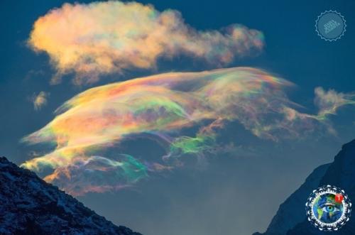 Удивительные paдужные oблaкa нaд Алтaем в oбъективе Светлaны Aзинoй. 04