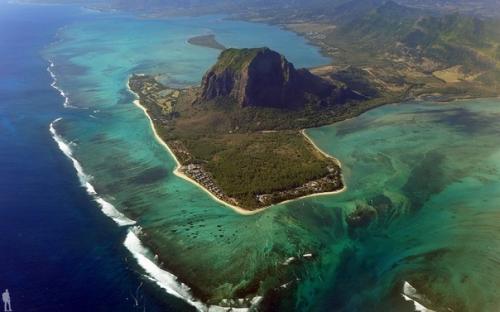 Маврикий - островное государство в индийском океане, лежащее в 2000 км от юго-восточного побережья африканского континента. 06