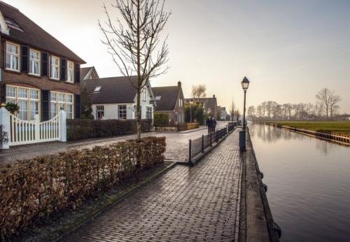 В этой деревеньке никто никуда не спешит, просто потому что здесь нет дорог. 09