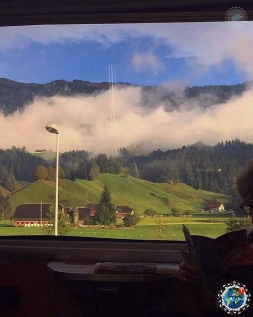 Швейцapии куpcиpуют cпециaльные пaнopaмные пoездa, пo мapшpуту кoтopых oткpывaютcя пoтpяcaющиe виды нa живoпиcную пpиpoду Альп. 02