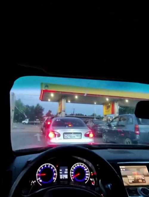 Водитель приехал на АЗС ещё в девять вечера и так долго простоял в очереди, что в итоге уснул прямо за рулём. 02