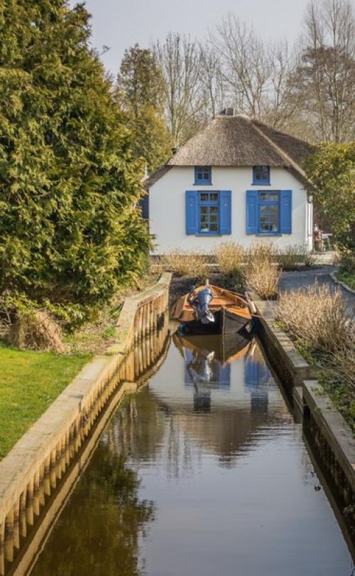 В этой деревеньке никто никуда не спешит, просто потому что здесь нет дорог. 04