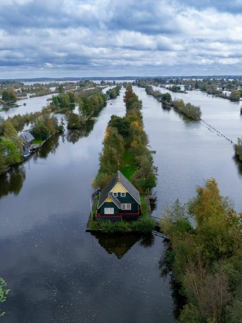Это лоосдрехтские озёра в Нидерландах, где люди живут на узких полосах суши, окружённых водой. 07