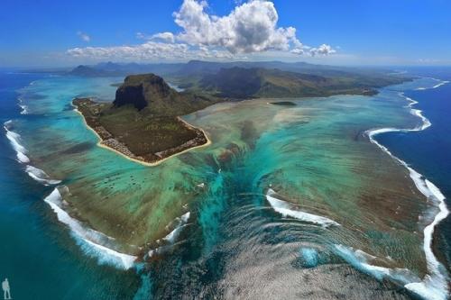 Маврикий - островное государство в индийском океане, лежащее в 2000 км от юго-восточного побережья африканского континента.