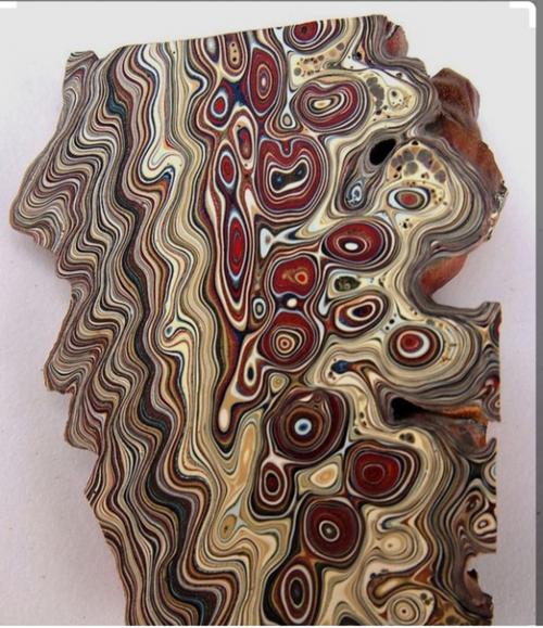 Детройтский агат.  Так называют слои старой эмалевой автомобильной краски, которая достаточно затвердела для резки и полировки. 02