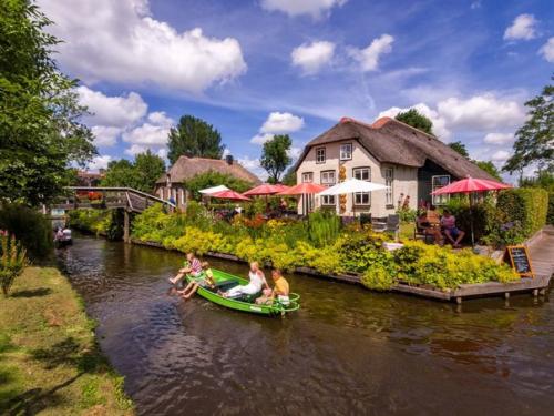 В этой деревеньке никто никуда не спешит, просто потому что здесь нет дорог. 05