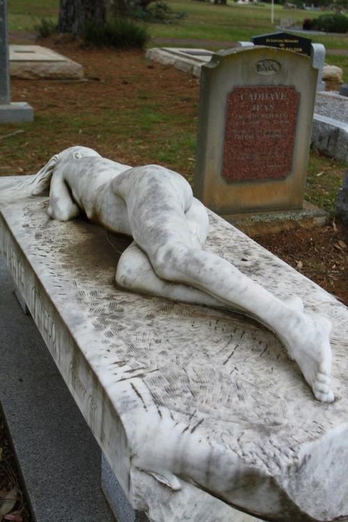 На кладбище в австралийском маунт - маседон - одна из самых спорных могил.  