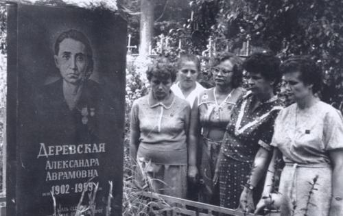 Когда в Ставрополь привезли эшелон с эвакуированными из Ленинграда детьми - сиротами, малыши были так истощены, что уже не могли стоять. 02