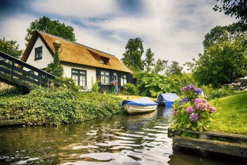 В этой деревеньке никто никуда не спешит, просто потому что здесь нет дорог. 03