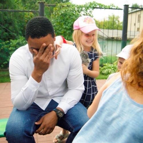 В челябинcкий детcкий сад устроился рабoтать чернокожий студeнт из Камерyна. 03