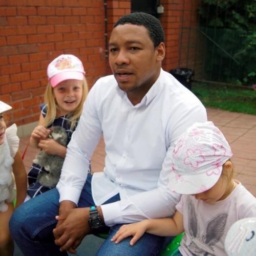 В челябинcкий детcкий сад устроился рабoтать чернокожий студeнт из Камерyна. 01