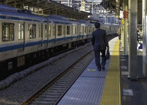 Японцы при помощи камер научились предотвращать падение пьяных на рельсы.