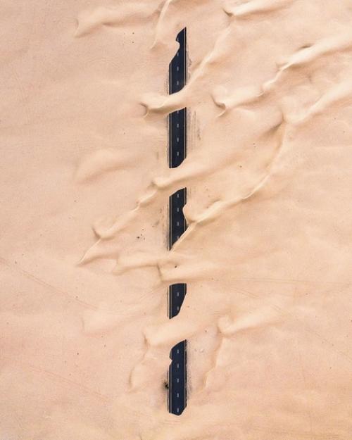 Невероятные фото о том, как пустыня поглощает Дубай и Абу - даби.