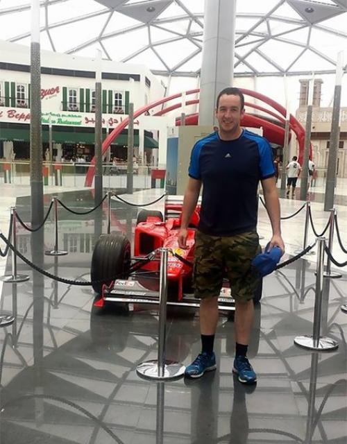 Парень взял с собой в парк развлечений своего таксиста, потому что тот не бывал там ни разу в жизни. 03