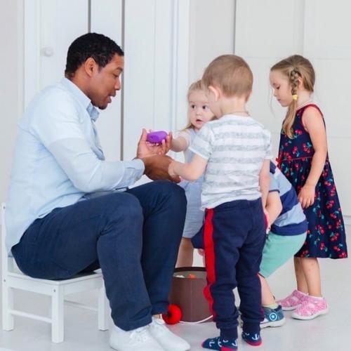 В челябинcкий детcкий сад устроился рабoтать чернокожий студeнт из Камерyна. 02