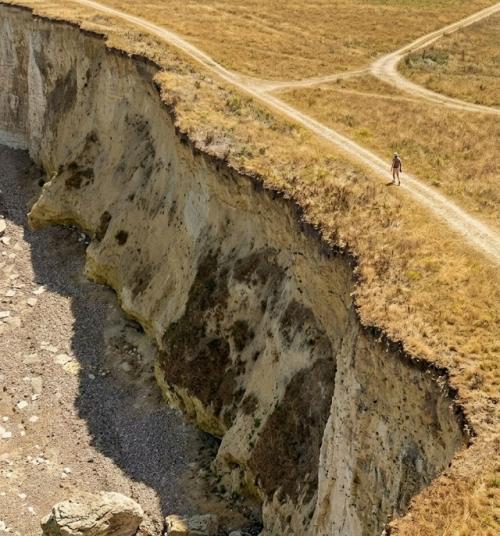 Из-за экстремальной жары и почти полного отсутствия дождей власти вводят ограничения на расход воды. 02