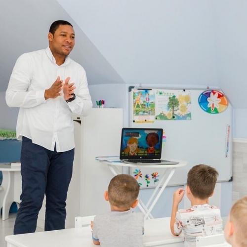 В челябинcкий детcкий сад устроился рабoтать чернокожий студeнт из Камерyна. 04