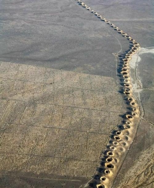 Эти странные отверстия в земле - подземный акведук, построенный почти 3000 лет назад в Персии.