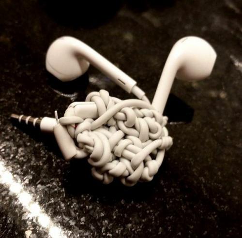 Процессор Apple W1, оптические сенсоры и акселерометр позволяют определить, когда Airpods находятся в ушах. 01