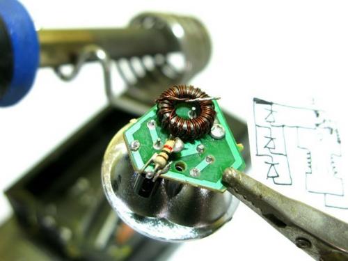 Предлагаю вам сделать самодельный фонарик, работающий на воде! 06