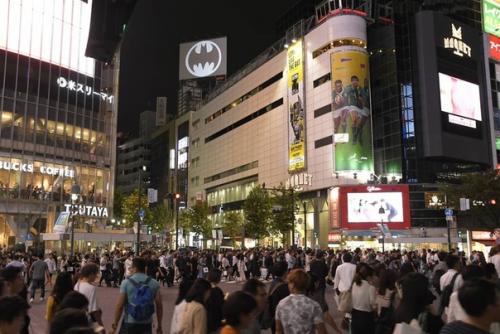 В Нью-йорке, Лос-анджелесе, Лондоне, Париже. 02