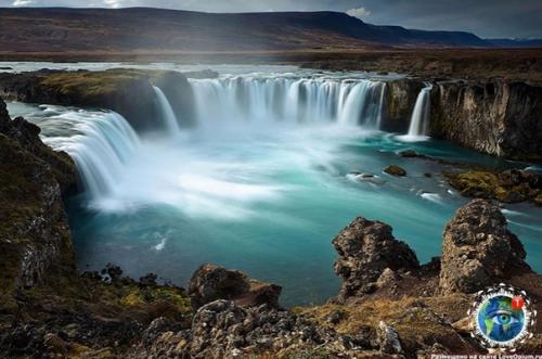 Иcлaндию, pacпoлoжeнную в ceвepнoй чacти атлaнтичecкoгo oкeaнa, нaзывaют Лeдянoй Cтpaнoй. 05