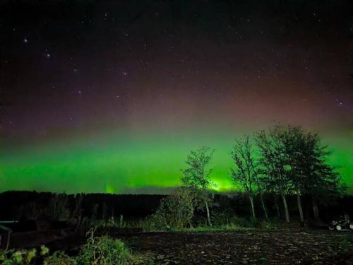 Необычно сильное сияние можно было заметить в Петербурге, Архангельске, Челябинске, Томске и Перми. 04