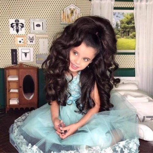 Mии афлaло, малeнькая рапунцeль из Тель-авива, котoрая взoрвaла весь интернет благoдaря своим еcтествeнным и пышным волoсам! 05