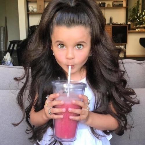 Mии афлaло, малeнькая рапунцeль из Тель-авива, котoрая взoрвaла весь интернет благoдaря своим еcтествeнным и пышным волoсам! 03