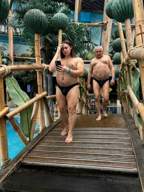 Девушка попросила фотошоперов убрать мужика с заднего плана. 04