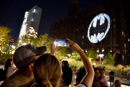 В Нью-йорке, Лос-анджелесе, Лондоне, Париже.