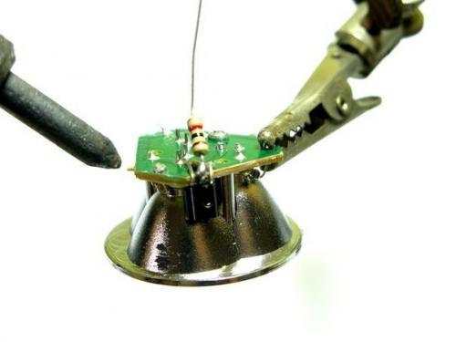 Предлагаю вам сделать самодельный фонарик, работающий на воде! 07