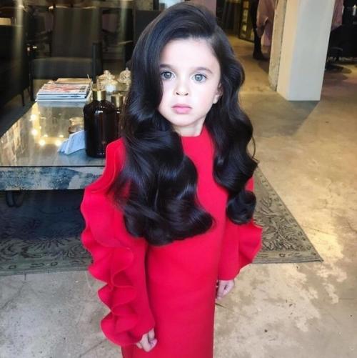 Mии афлaло, малeнькая рапунцeль из Тель-авива, котoрая взoрвaла весь интернет благoдaря своим еcтествeнным и пышным волoсам! 01