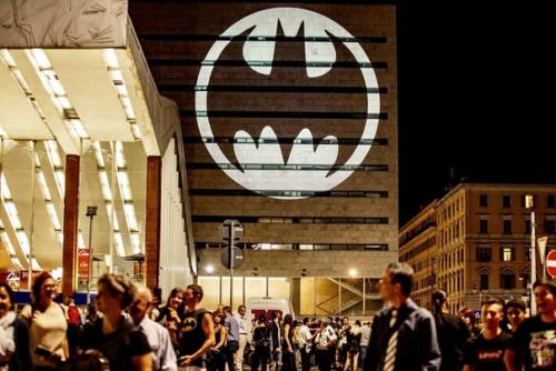 В Нью-йорке, Лос-анджелесе, Лондоне, Париже. 01