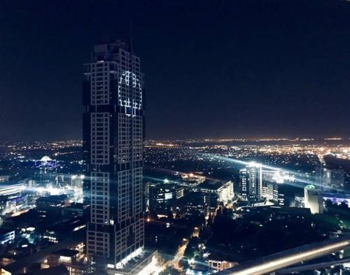 В Нью-йорке, Лос-анджелесе, Лондоне, Париже. 03