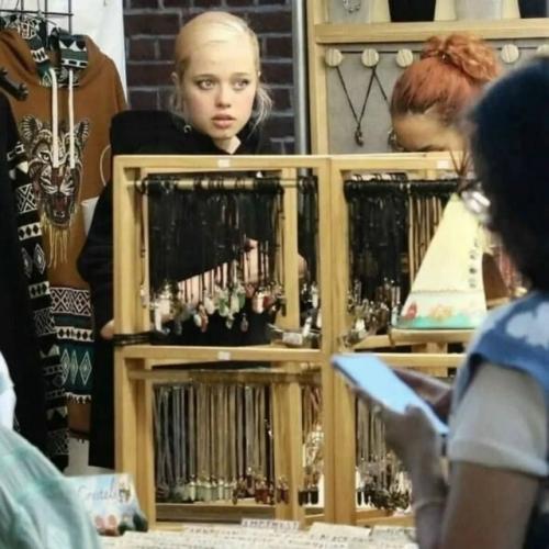 19-Летнюю дочь Анджелины Джоли и Брэда питта сфотографировали на шопинге с подружкой. 02