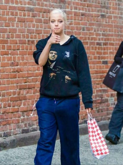 19-Летнюю дочь Анджелины Джоли и Брэда питта сфотографировали на шопинге с подружкой.