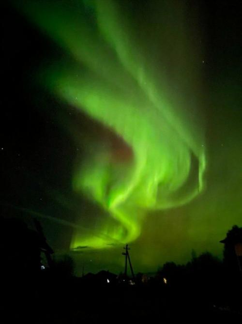 Необычно сильное сияние можно было заметить в Петербурге, Архангельске, Челябинске, Томске и Перми. 03