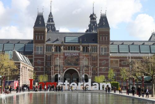 Амстердам имеет больше музеев на квадратный метр, чем любой другой город мира.