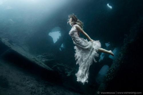 Пастушка и акулы: уникальная фотосессия покорившая интернет! 05