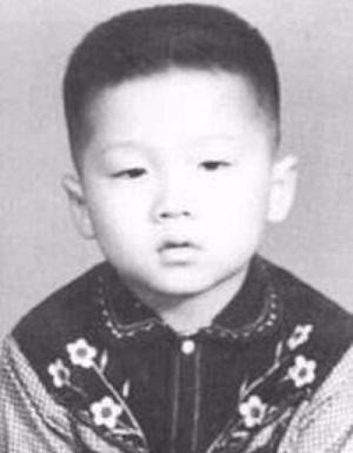 Он в бедной китайской семье родился. 02