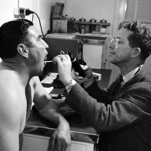 В 70-80-е годы прошлого века в Ссср детям массово удаляли небные миндалины (гланды) в случае их увеличения. 02