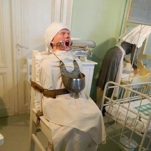 В 70-80-е годы прошлого века в Ссср детям массово удаляли небные миндалины (гланды) в случае их увеличения. 

