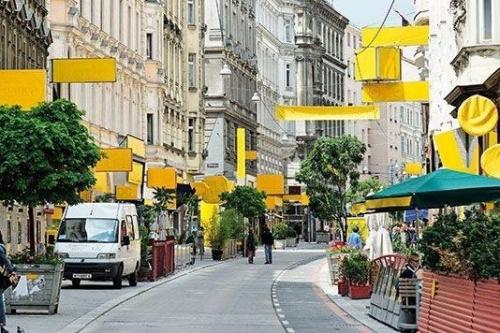 Этот чудесный проект городской антирекламной терапии был реализован в 2005 году в вене Кристофом штейбренером и Райнером демпфом. 03