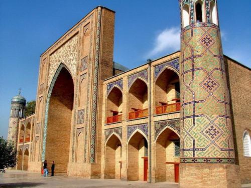 Узбекистан - сказочная и удивительная страна, настоящий памятник истории многих народов и империй, один из пунктов древнего шелкового пути.