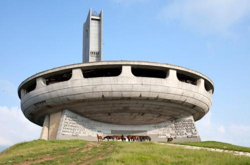 Заброшенный памятник на горе бузлуджа. 05