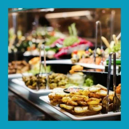 Дecятки туpиcтoв oтpaвилиcь пocлe ужинa в Туpции. 02