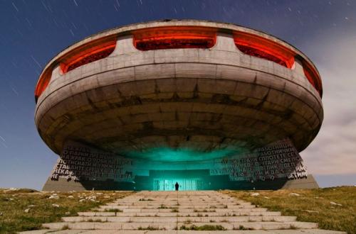 Заброшенный памятник на горе бузлуджа.