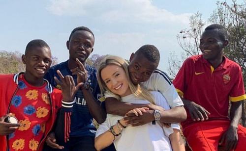 Женщина из Англии танбридж уэллс улетела в Танзанию и стала матерью 14 детей. 02